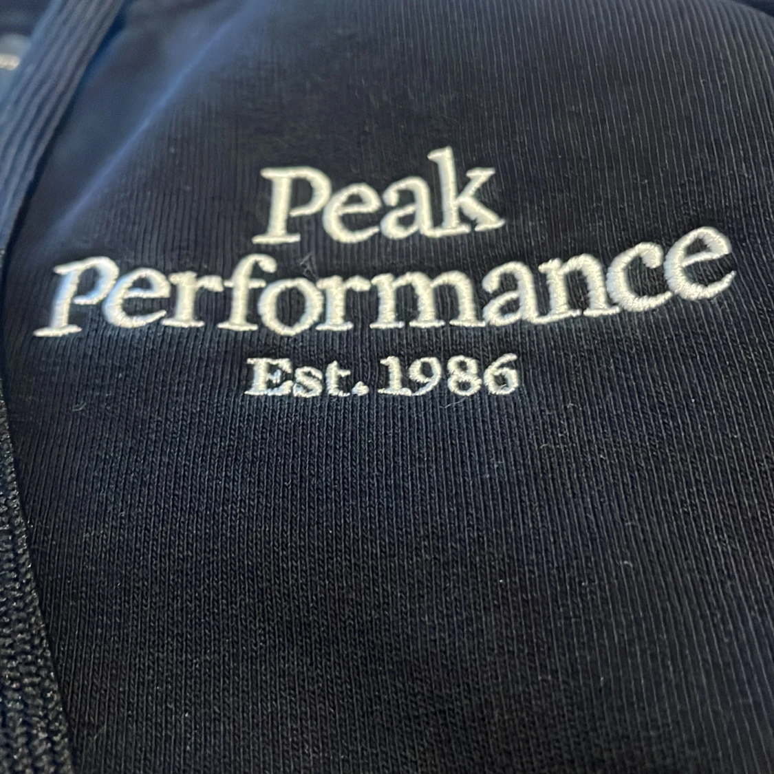 Svart hoodie från Peak Performance - 1