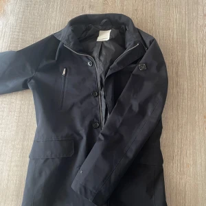 J.lindeberg field jacka - Säljer denna sjukt feta jackan från J.Lindeberg, skick 10/10. Inga defekter alls!!! Nypris på dessa ligger runt 3300, mitt pris 799kr🤑🤑Fraktar via Postnord på köparens beskostnad📦 Hör av u vid minsta fråga eller fundering!🙌🙌