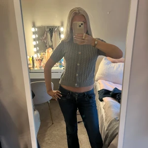 Grå ribbad kofta med knappar - Supersnygg slutsåld kofta ifrån HM🥰🥰