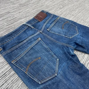 Blå jeans från G-Star RAW - Snygga blå jeans från G-Star RAW, modell 3301 Straight. Storlek W32 L34. Jeansmaterialet är slitstarkt och har en snygg tvätt. 🔥🔥🔥Om du har några frågor är det bara att höra av sig👍