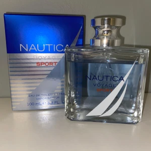 Nautica Voyage Sport Eau de Toilette - Fräsch och energisk doft från Nautica. Flaskan är stilren och transparent med en silverfärgad kork. Förpackningen är blå och silver med röda detaljer. Perfekt för den aktiva personen som älskar en sportig känsla. 90/100ml