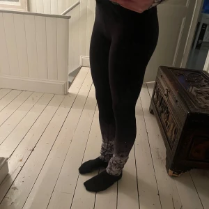 Konståkningsbyxor - Konståkningsbyxor från xpression. Byxorna har kristallmönster med stenar. Storlek 12/14, men passar mig som har storlek S och är 163. Använda och har några defekter men fortfarande mycket kvar att ge. Se sista bilden för defekter. Kolla gärna min profil för matchande tröja, kan sälja som set💕