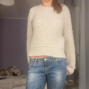 Vit stickad tröja - Mysig vit stickad tröja med mönster. Perfekt för kyliga dagar då den är varma och bekväm. Passar perfekt att ha på hösten eller vintern. Kan även ha en sen sommarkväll!Tröjan har långa ärmar och en rund halsringning. Köpte den second hand så den är ganska använd!! 💕 Från vero moda!! Pris kan diskuteras 🙌 Passar nog medium också! 