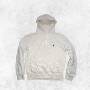 Grå hoodie från Ralph Lauren - Säljer en stilren grå hoodie från Ralph Lauren med den klassiska broderade loggan på bröstet. Den är i toppen skick, endast använd ett fåtal gånger. Storlek S. Vid några frågor eller funderingar är det bara att höra av sig.