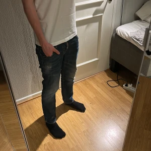 Jeans från Dsquared2 - Snygga blå jeans från Dsquared2. De har en fet tvätt med snygga slitningar och är tillverkade i Italien. Köpte i somras för 2100kr. Bara använda några gånger då de sitter lite tajt för min stil och bestämmer mig nu för att sälja dem. 