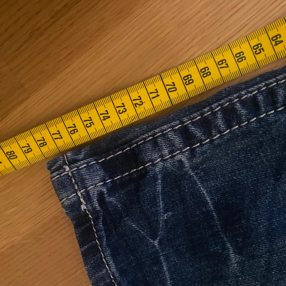 super snygga miss me jeans som Ă€r omsydda till bootcutđ har inga bilder pĂ„ de tyvvĂ€r inte passar mig:) Endast anvĂ€nda fĂ„tal gĂ„nger! MidjemĂ„tt tvĂ€rsöver: 36 cm InnerbenslĂ€ngd: 78 cm. Farkut & Housut.