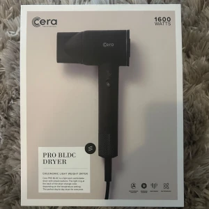 Cera Pro BLDC Hårfön - Säljer en Cera Pro BLDC hårfön med 1600 watts effekt. Den är ergonomisk och lätt, med två hastighetsinställningar och tre temperaturinställningar. Inkluderar en kall luft-funktion och en avtagbar filter för enkel rengöring. Perfekt för snabb och effektiv hårtorkning. Fick den i julklapp men har ej använts något. ord. pris: 1200kr