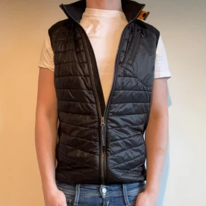 Svart dunväst från Parajumpers - Snygg svart dunväst från Parajumpers. Nypris 3700* Inga defekter ser ut som ny. storlek s/m. Pris går att diskuteras vid snabba köp.