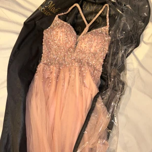 Balklänning från Christian Koehlert - INTRESSEKOLL! Skriv gärna vid intresse eller frågor💖💖