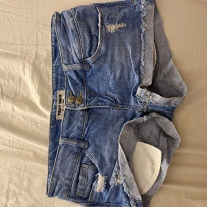 Blå jeansshorts  - Köpta i Italien, har inga mått eller fler bilder, dom har legat i min låda därför e dom lite skrynkliga möts bara upp