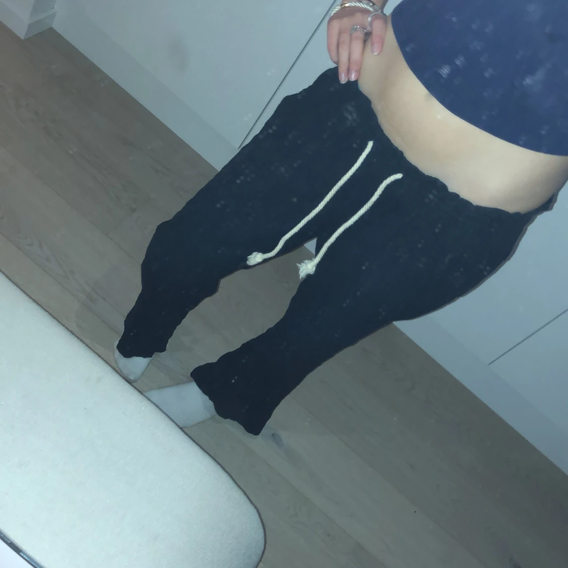 Svarta mjukisbyxor med snörning