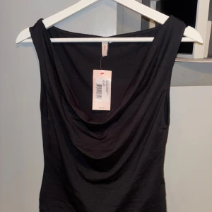 Svart ärmlös topp från Nelly - Svart topp från Nelly. Prislappen kvar. 