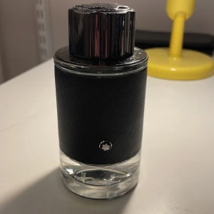 Montblanc Explorer  - En parfym, monblanc Explorer halva kvar. Den är 100 ml men den är utan box. Är i väldigt bra skick!.