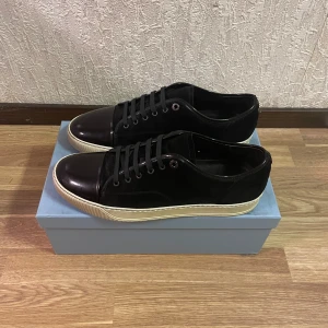 Lanvin cap toe  - Säljer ett par svarta Lanvin cap toe i fint skick med allt og. Skorna är i storlek uk 11 = 45 eu. Kom pm för fler bilder. 