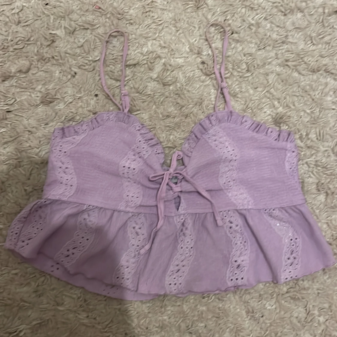 Lila spetsprydd linnetopp från FBSister