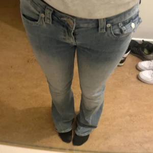 True religion low rise flare - Snygga blå bootcut jeans med låg midja och klassisk femficksdesign. Sparsamt använda. Stl 29. Kan skicka bilder på jeansen bara att fråga 💞