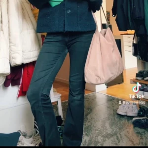 Svarta bootcut jeans - Snygga svarta bootcut jeans med en tight passform upptill och utsvängda ben. Perfekta för en stilren look. Kombinera med en stickad tröja eller en blus för olika stilar. De hade ett hål mellan bena som jag lagade hos en skräddare så kan skicka bättre bilder på det!🩷 det är zaras gamla modell.