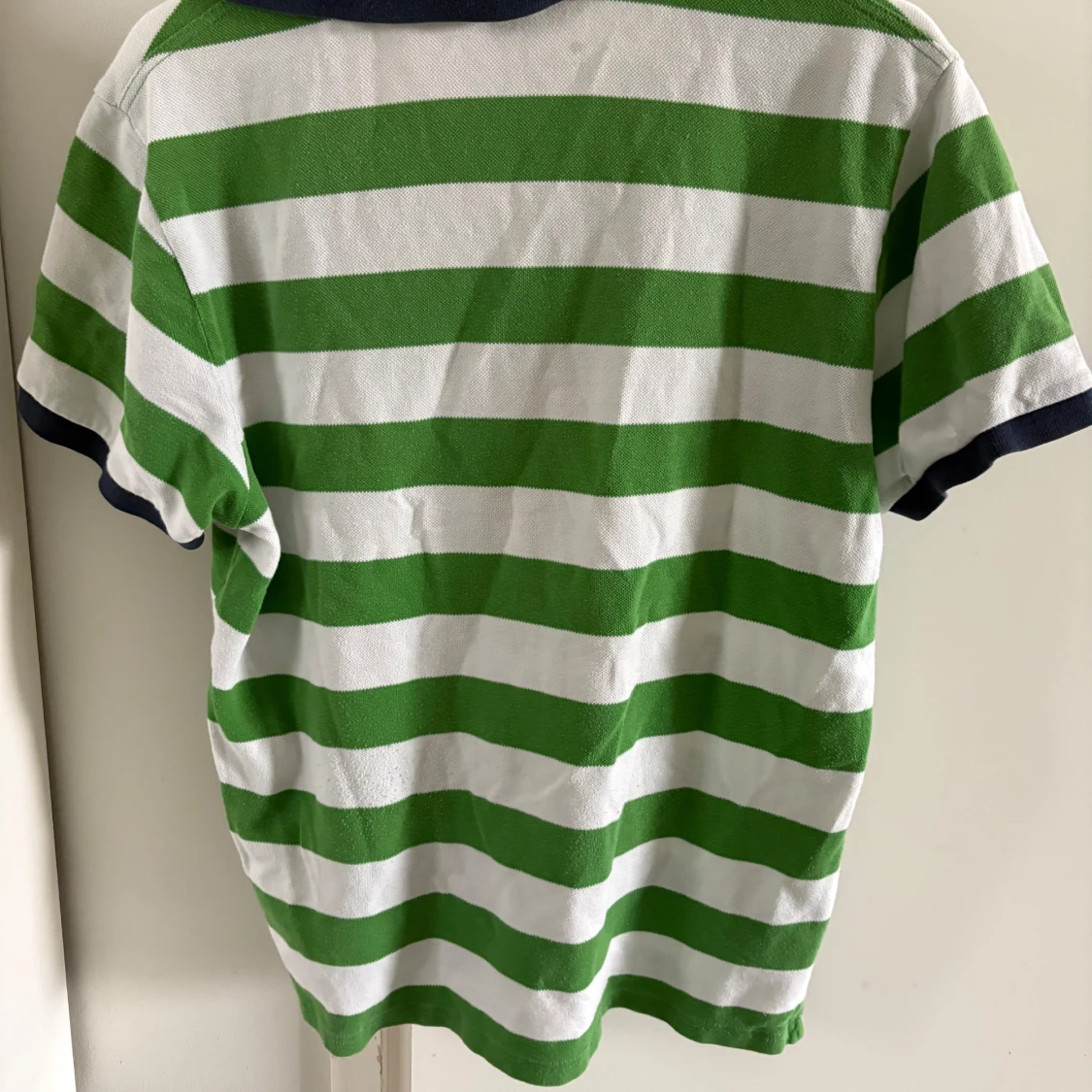 Grön och vit randig pikétröja från GANT - 3