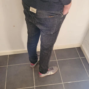 Nudie Jeans (helt nya) - Nudie jeans - Modell: High Kai - Storlek: W26/L34 - skick: 10/10 (helt nya) - Nypris runt 2000kr