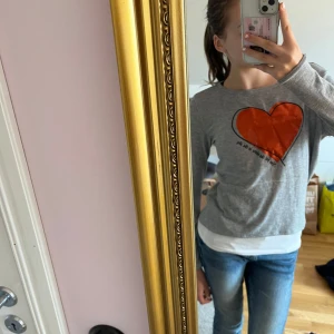 Grå långärmad tröja med hjärtmönster från H&M - Säljer en grå långärmad tröja från H&M som knappt är använd 💕