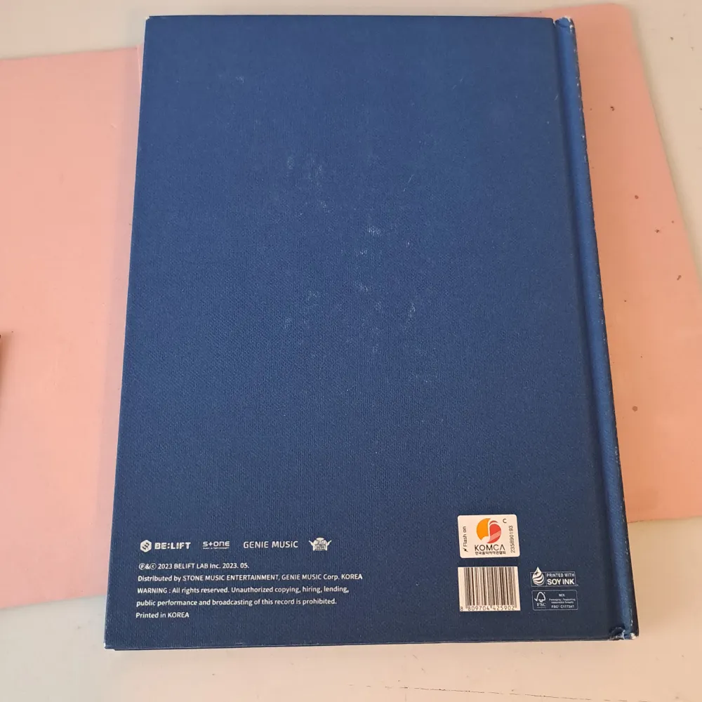 Säljer ett album med titeln 'Dark Blood' från Enhypen. Boken har en mörkblå omslag med silverfärgad text. Den innehåller namn och symboler relaterade till bandet. Perfekt för fans av Enhypen och samlare av bandmerch. Endast photobook och CD🩷. Böcker.