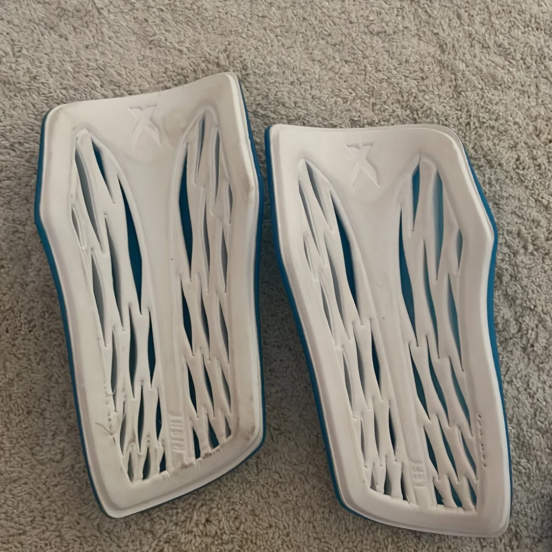 Blå benskydd från Adidas - 1