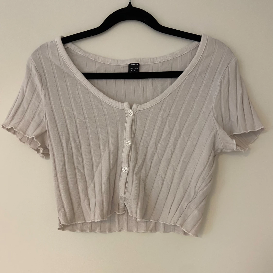 Vit ribbad kortärmad topp