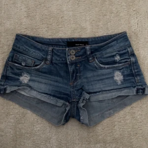  lågmidjade jeansshorts  - Snygga blå jeansshorts. Midjemått: 35-36 💞💞