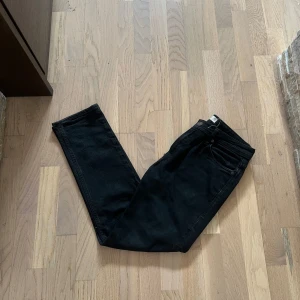 Svarta jeansbyxor - Svarta regular fit jeans. Använda, men är i bra skick. Köpta för 799kr säljer för 199kr. Stl 29 W, 32 L