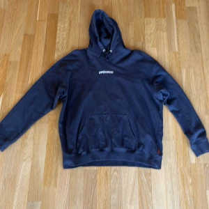Mörkblå hoodie från Vailent - Säljer en snygg mörkblå hoodie från Vailent med texten 'OPENMIND' tryckt på bröstet. Tröjan har en klassisk känguruficka och justerbar huva med snören. Perfekt för en avslappnad stil. Axelbredd 60-61cm. Priset kan diskuteras. Kontakta vid frågor!!!