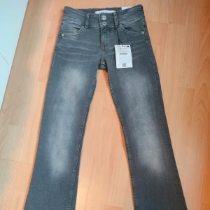 Bershka bootcut jeans - HELT SLUTSÅLDA!! Gråa bootcut jeans från bershka i storlek 32. Oanvända med prislapp kvar!💕💕🫶🏻 Nypris ca 470 kr. Skriv för mer information eller frågor. Kan gå ner i pris, skicka gärna prisförslag eller skriv🥰