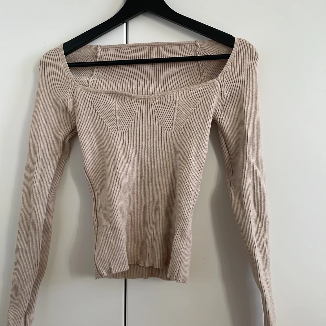 Beige ribbad tröja