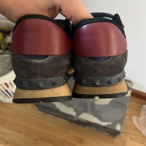Valentino Rockrunner sneakers i camouflage - Snygga Valentino Rockrunner sneakers med ett coolt camouflage-mönster i blått och svart. Skorna är storlek 43 och är normala i storleken, har använt de ungefär 8 gånger, hör gärna av er vid frågor😁( tar emot byten.