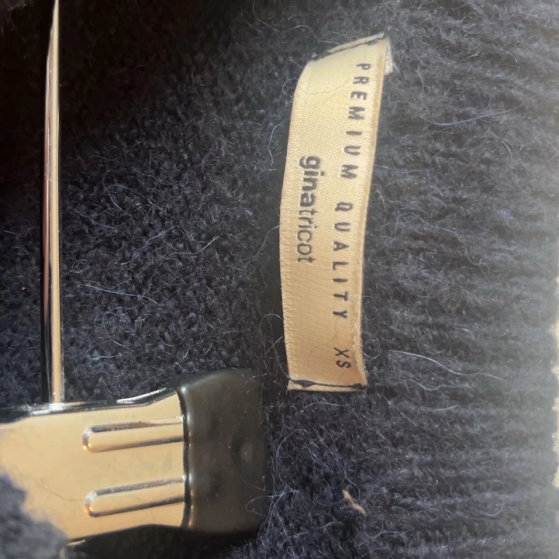 Mörkblå stickad tröja från Gina Tricot - 1