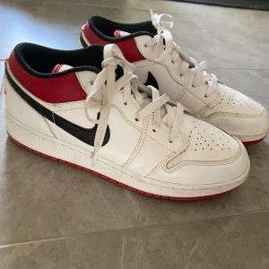 Nike Air Jordans - Snygga Nike Air Jordans i vitt med röda och svarta detaljer. Använda några gånger, blir som nya om du tvättar dom!