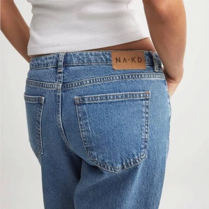 Blå jeansbyxor från NA-KD - Jeans från Nakd, använda ca 3 ggr så väldigt bra skick. Kostar 699kr på hemsidan.