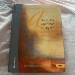 A University Grammar of English with a Swedish Perspective - Helt oanvänd och ny, kvitto finns! Passande för engelska studier. Har understrykningar som inte är gjorda av mig, köpte boken använd 🩷