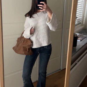  stickad offshoulder tröja - Säljer denna fina stickade tröja med vida ärmar. Tröjan är mestadels krämvit men har detaljer i svart i materialet💗✨🌟