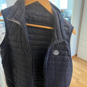 North sails väst - Snygg svart dunväst från north sails , nypris 1300 mitt pris 300. Tveka inte ol frågor . Inga defekter och storlek S