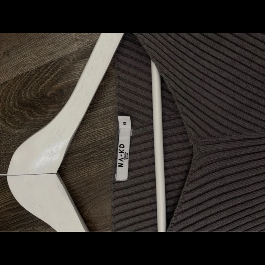 Grå ribbad tröja från NA-KD - 3