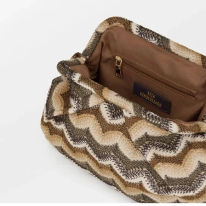 Clutch från Beck Söndergaard - Säljer min fina clutch ifrån Beck Söndergaard. Hör av dig om du har någon fråga😁