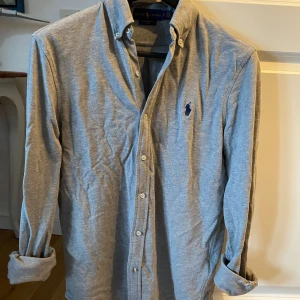 Ralph lauren skjorta  - Tja! Säljer denna Ralph lauren skjorta i jättefint skick, knappt använd. Nypris 1599 mitt pris 399. Hör gärna av dig!