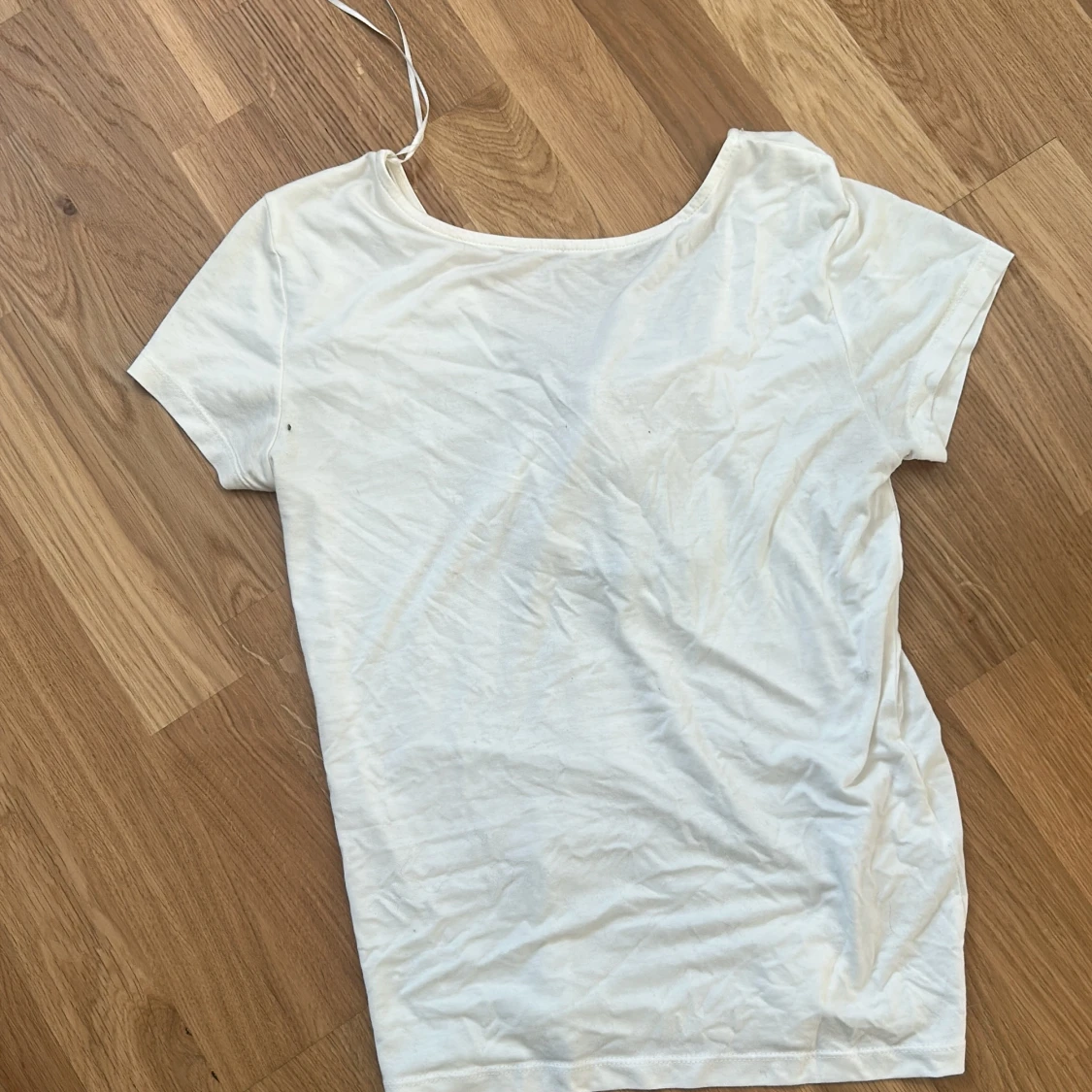 Vit kortärmad topp med rosett