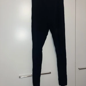 Äitiysleggingsit - Ihanat mustat äitiysleggingsit. Koko M. Haara-lahje n 66cm, vyötärön leveys n 36cm. Kissatalous MMM, lisätietoja saa kysymällä Katsothan myös muut ilmoitukseni Mikäli hinta ei miellytä tarjoa rohkeasti!