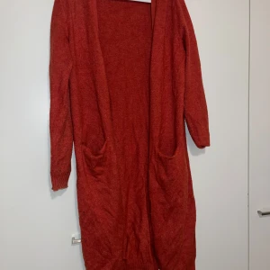 Neuletakki - Ihana punainen villainen neuletakki. Koko M. Edessä taskun kohdassa pieni reikä. Kissatalous MMM, lisätietoja saa kysymällä Mikäli hinta ei miellytä tarjoa rohkeasti Katsothan myös muut ilmoitukseni