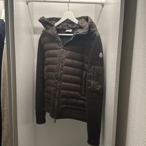 Moncler Cardigan - Moncler Cardigan i den sällsynta färgen olivgrön som passar perfekt nu till våren. Nfc fungerar som ni ser  Använd i ca 2 månader och är i jättefint skick. Tveka inte på att skicka iväg ett meddelande vid minsta fundering. 