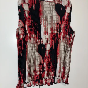 Pusero - Ihana värikäs pusero. Koko XL. Kissatalous MMM, lisätietoja saa kysymällä Katsothan myös muut ilmoitukseni Mikäli hinta ei miellytä tarjoa rohkeasti!