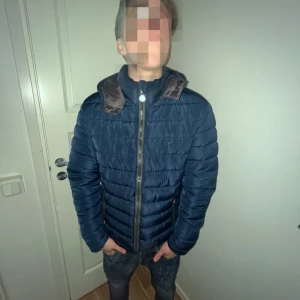 Colmar jacka storlek s/m - En fin stilig colmar jacka i ett otroligt bra skick! Skick:9/10! Har knappt använt den men passade tyvärr inte mig! För mer info så är det bara att höra av sig! Priser kan självklart diskuteras vid snabb affär 