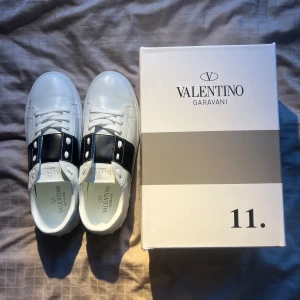 Valentino Garvani skor - Svarta skor från Valentino, helt nya, skriv för mer info.