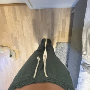 Gröna byxor från Roxy - Säljer ett par jättesnygga gröna linnebyxor från Roxy med snörning i midjan. Det är jättefint skick, men tycker att de sitter lite konstigt på mig. Bara att höra av sig vid frågor eller funderingar!💕🙌 Kan även tänka mig att byta till ett par i storlek S! 